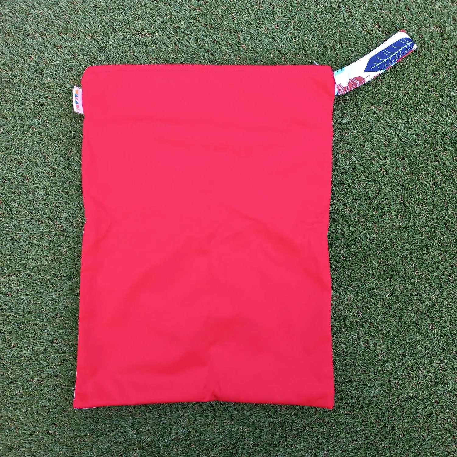 Waterproof Double Zip Wet Bag Red & Colourful Feathers 30x40cm - Image 5